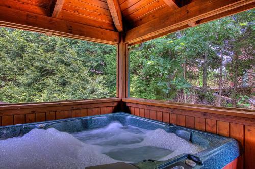 Peaceful 4bed/3.5bath Luxury Cabin, Hot Tub!