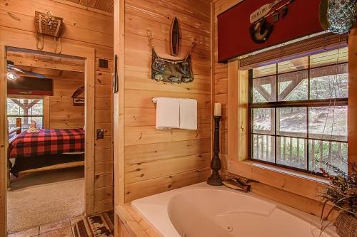 Peaceful 4bed/3.5bath Luxury Cabin, Hot Tub!