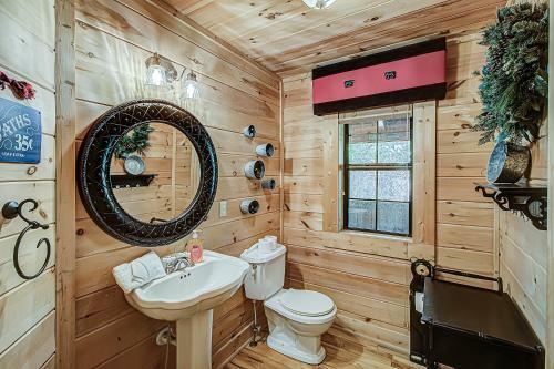 Peaceful 4bed/3.5bath Luxury Cabin, Hot Tub!