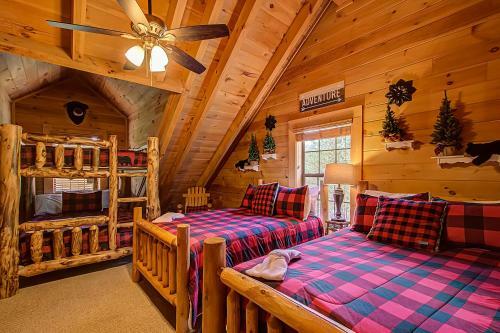 Peaceful 4bed/3.5bath Luxury Cabin, Hot Tub!