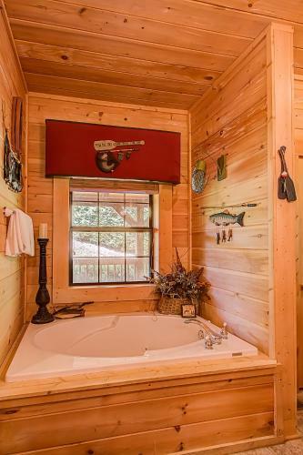 Peaceful 4bed/3.5bath Luxury Cabin, Hot Tub!