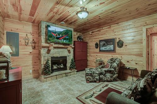 Peaceful 4bed/3.5bath Luxury Cabin, Hot Tub!