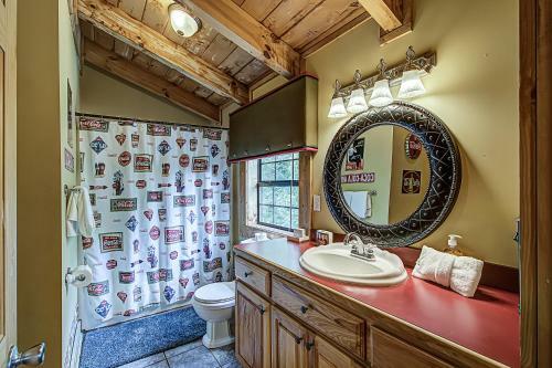 Peaceful 4bed/3.5bath Luxury Cabin, Hot Tub!