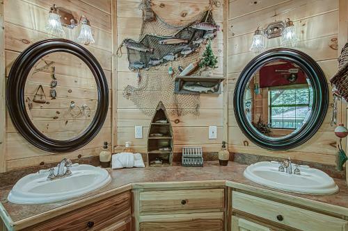 Peaceful 4bed/3.5bath Luxury Cabin, Hot Tub!