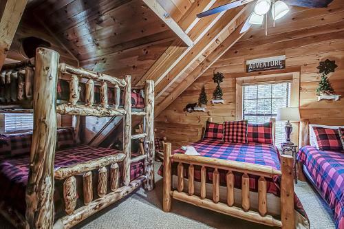 Peaceful 4bed/3.5bath Luxury Cabin, Hot Tub!