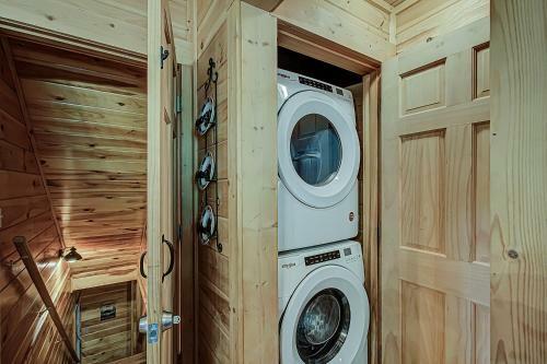 Peaceful 4bed/3.5bath Luxury Cabin, Hot Tub!