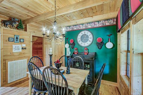 Peaceful 4bed/3.5bath Luxury Cabin, Hot Tub!