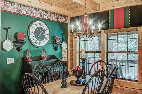 Peaceful 4bed/3.5bath Luxury Cabin, Hot Tub!