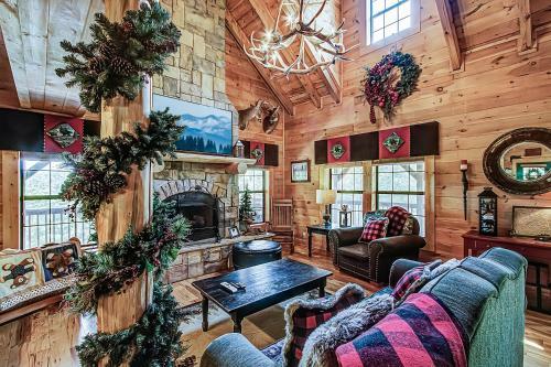 Peaceful 4bed/3.5bath Luxury Cabin, Hot Tub!