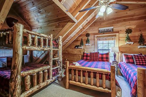 Peaceful 4bed/3.5bath Luxury Cabin, Hot Tub!