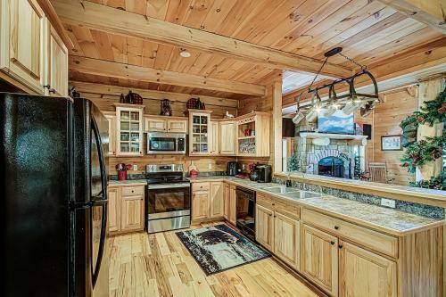 Peaceful 4bed/3.5bath Luxury Cabin, Hot Tub!