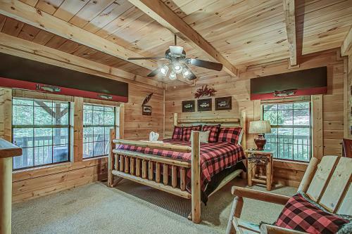 Peaceful 4bed/3.5bath Luxury Cabin, Hot Tub!