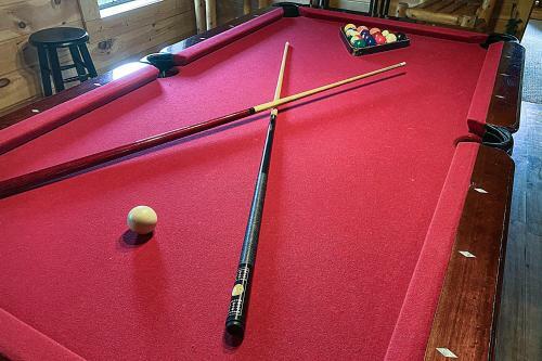 Peaceful 4bed/3.5bath Luxury Cabin, Hot Tub!