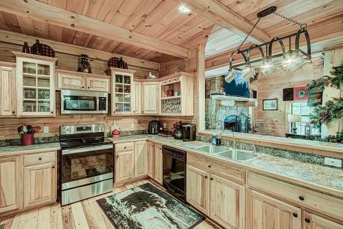 Peaceful 4bed/3.5bath Luxury Cabin, Hot Tub!