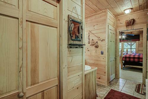 Peaceful 4bed/3.5bath Luxury Cabin, Hot Tub!