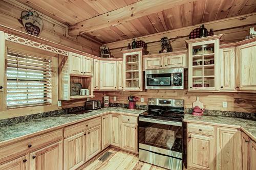Peaceful 4bed/3.5bath Luxury Cabin, Hot Tub!