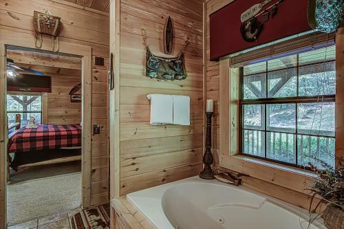 Peaceful 4bed/3.5bath Luxury Cabin, Hot Tub!