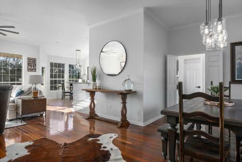 New Austin Hill Country Charmer W/ Pool On 1 Acre
