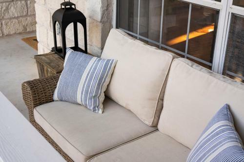 New Austin Hill Country Charmer W/ Pool On 1 Acre