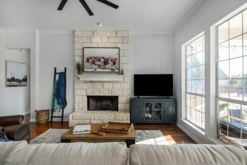 New Austin Hill Country Charmer W/ Pool On 1 Acre