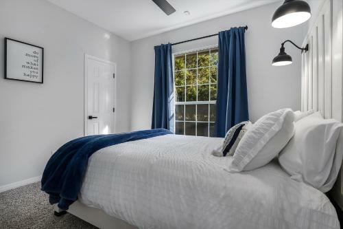 New Austin Hill Country Charmer W/ Pool On 1 Acre