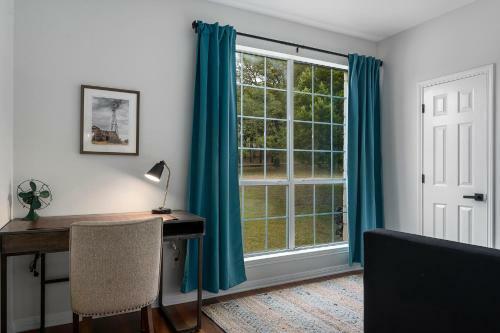 New Austin Hill Country Charmer W/ Pool On 1 Acre