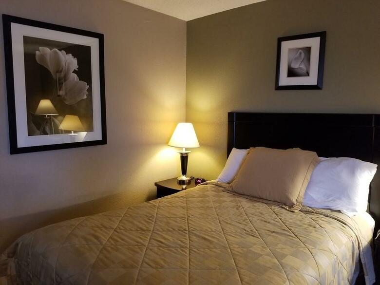 Hotel Howard Johnson Inn Cleveland Airport