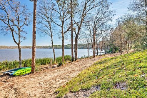 Crockett Lakeside Hideaway With Deck - 12 Mi To Town
