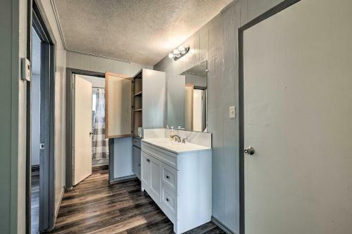 Cozy Apartment Less Than 2 Mi To Dtwn Denton Square!
