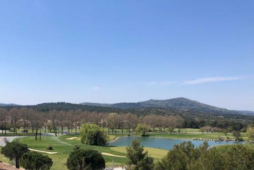 Apartamento Appartement Sur Le Golf de Pont Royal