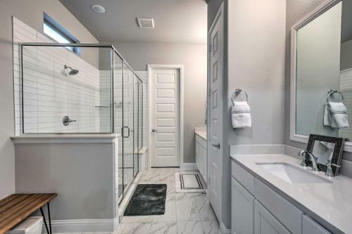 Modern Frisco Hideout With Patio And Game Room!