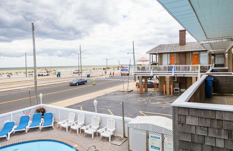 Charlroy Motel
