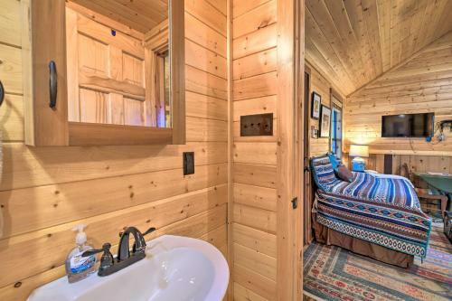 Cozy Valley View Cabin About 6 Mi To Glen Rose!