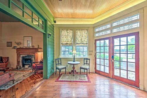The Lilly House Historic Glen Rose Getaway!