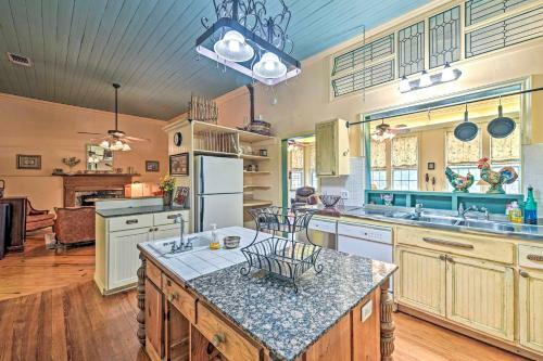 The Lilly House Historic Glen Rose Getaway!
