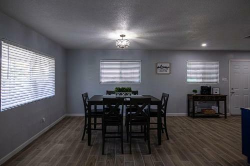 Cheerful 3 Bedroom Home With Parking On Premises.