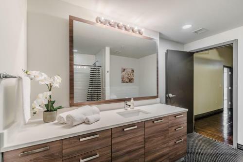 Regal Stays Corporate Apartments - Downtown Dallas