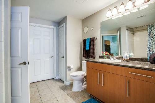 Spacious Poolside Apartment Downtown