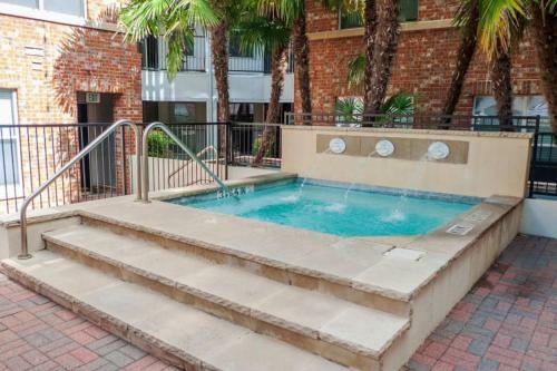 Spacious Poolside Apartment Downtown