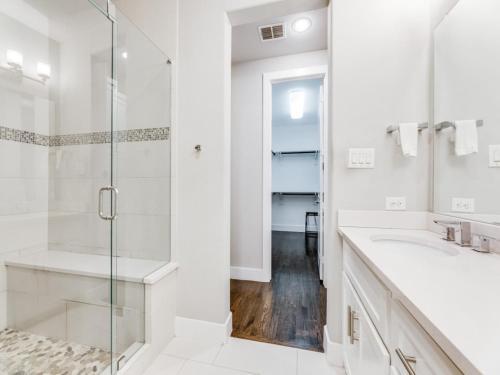 Cozysuites Uptown 3br King Beds Rooftop Deck Skyline View