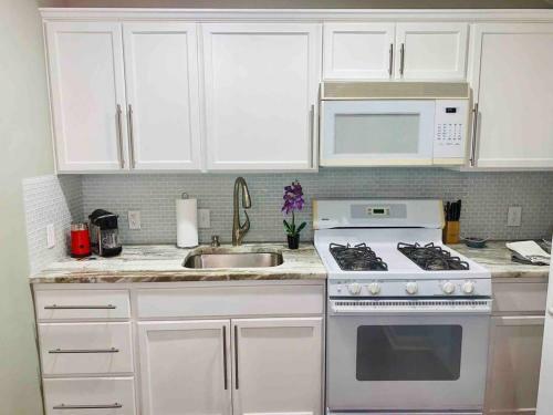 Witte Wonderland - Separate Garage Apartment!!
