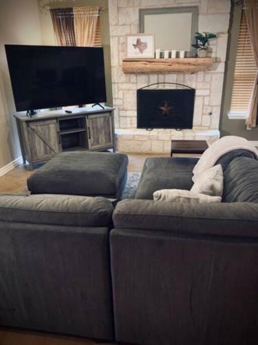 Divine 3bd/2ba + Lake, Firepit, Trampoline & Gym
