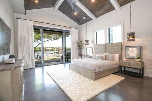 Wake And Roll Plus - The Ultimate Luxury Lake Lbj Escape