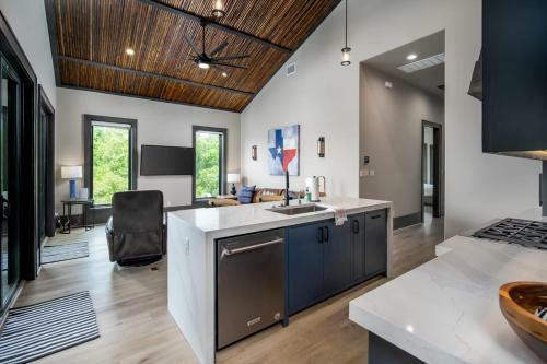 Wake And Roll Plus - The Ultimate Luxury Lake Lbj Escape