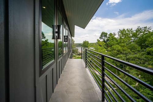 Wake And Roll Plus - The Ultimate Luxury Lake Lbj Escape