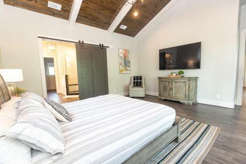 Wake And Roll Plus - The Ultimate Luxury Lake Lbj Escape