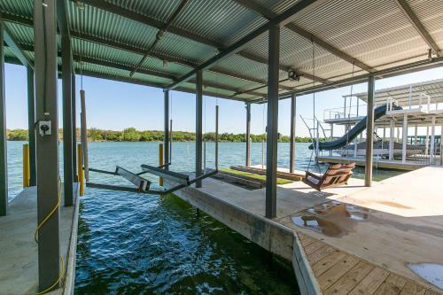 Wake And Roll Plus - The Ultimate Luxury Lake Lbj Escape