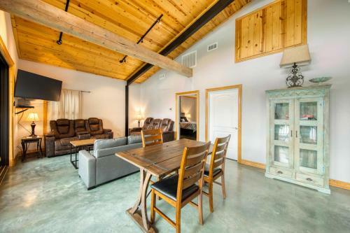 River Oaks Lookout - Unit A & B