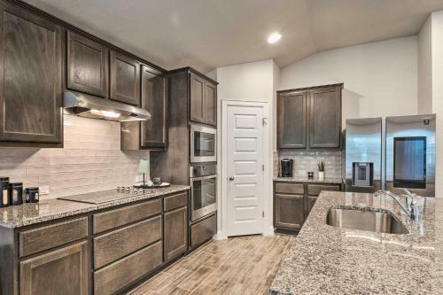 Bright Lago Vista Home - Walk To Lake Travis!