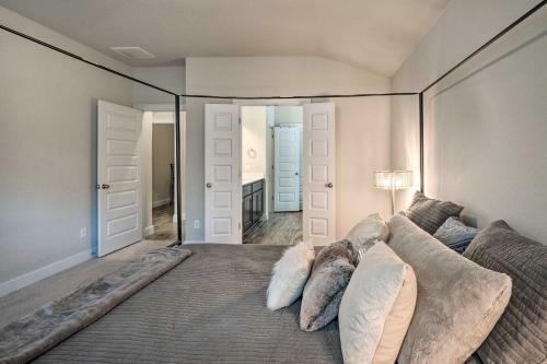 Bright Lago Vista Home - Walk To Lake Travis!